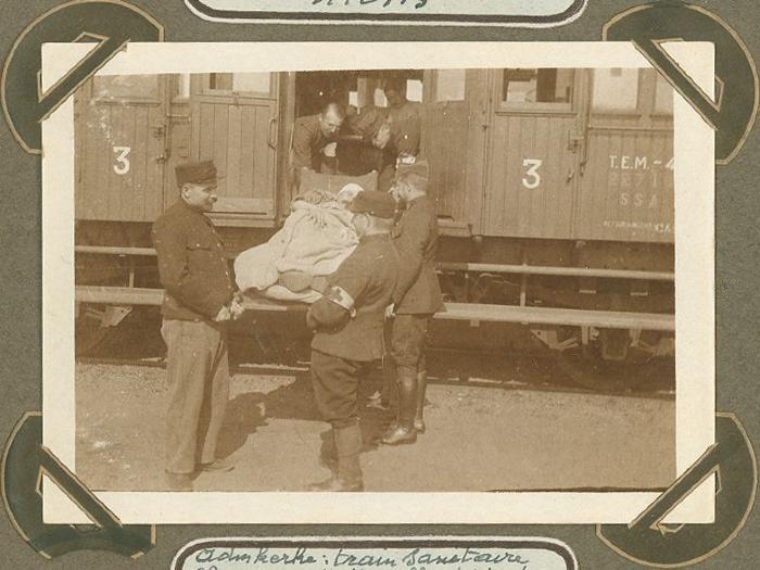 Gewonde wordt in Rode Kruistrein geladen, Adinkerke 2 oktober 1915