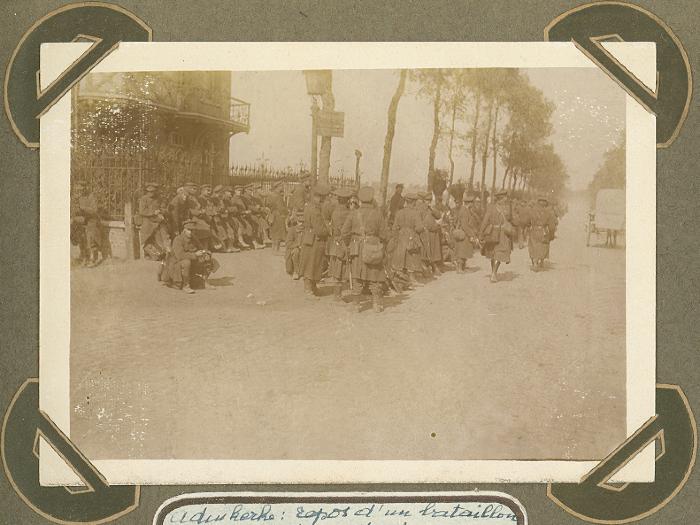 Bataljon rust uit na mars, Adinkerke 6 oktober 1915