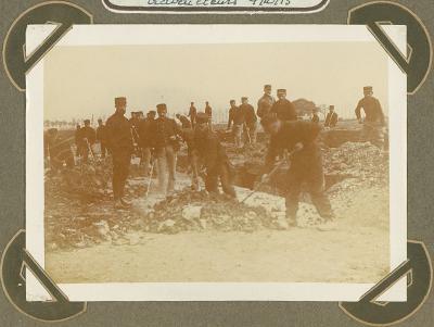 Arbeiders bakenen terrein af, Adinkerke 4 oktober 1915