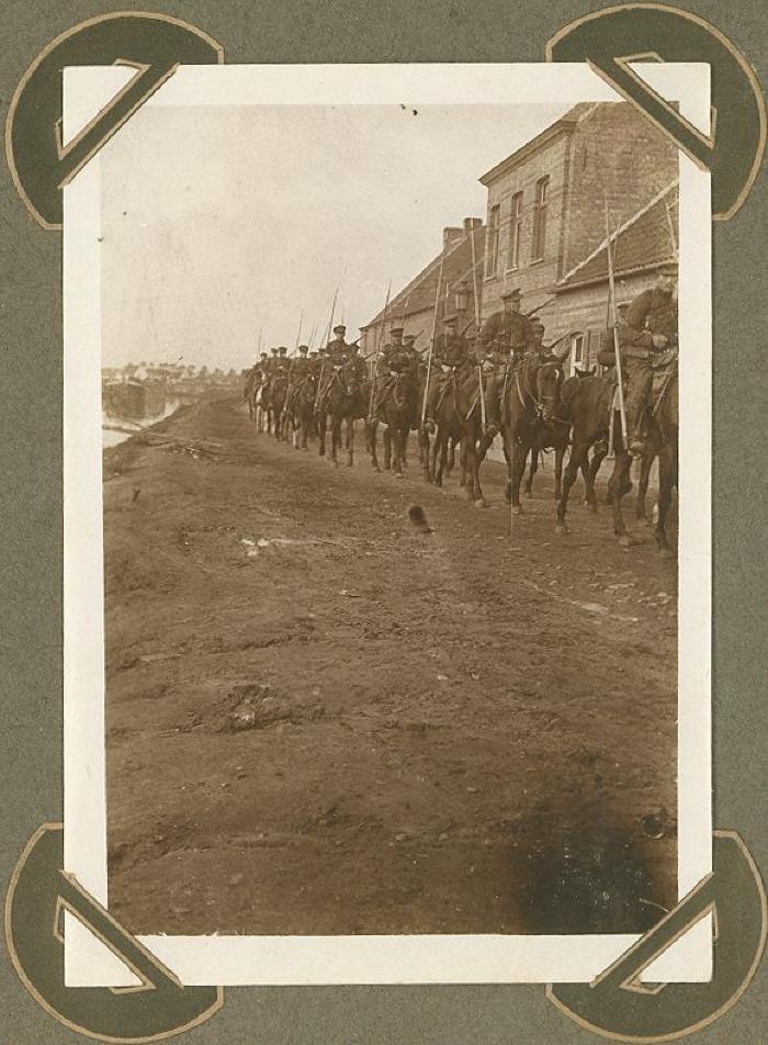 Lansiers komen terug van oefening, Adinkerke 13 oktober 1915