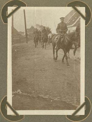 Lanciers terug van oefeningen, Adinkerke 13 oktober 1915