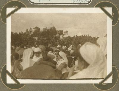 Menigte bij hospitaal Cabourg, Adinkerke 25 januari 1916