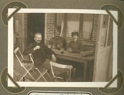 3 militairen op terras, 1915