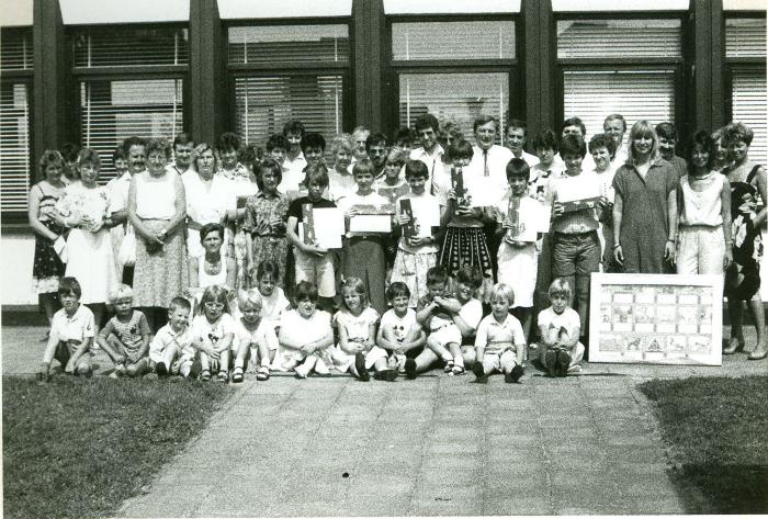 Leerlingen 6de leerjaar ontvangen diploma, Lichtervelde, juni 1986