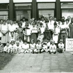 Leerlingen 6de leerjaar ontvangen diploma, Lichtervelde, juni 1986