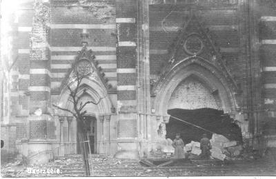 Duitse soldaten bij puin aan ingang kerk, Dadizele