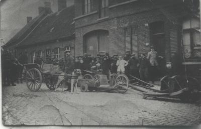 Voedselbedeling in de Bruggestraat, Ingelmunster, ca 1914