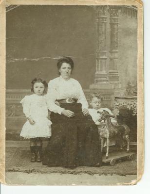 Elisa en haar twee kinderen, 1906(?)