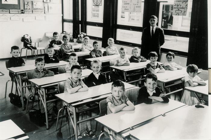 Klasfoto eerste leerjaar met onderwijzer Roger Verhaeghe, 1964
