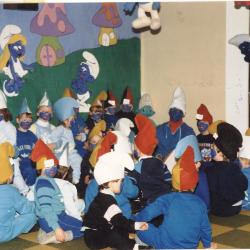 De sint bezoekt de kleutertjes tijdens Smurfenfeest, Lichtervelde , 2 december 1988