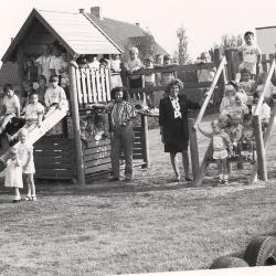 De kleutertjes samen met hun juf op het "nieuwe" speelbelfort, Lichtervelde, najaar 1989