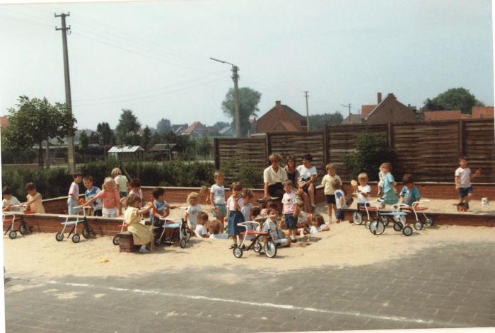 De kinderen op de speelplaats, Lichtervelde, voorjaar 1989