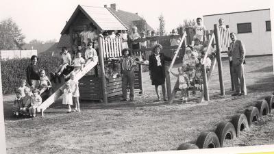 De kleutertjes samen met hun juf op het "nieuwe" speelbelfort, Lichtervelde, najaar 1989