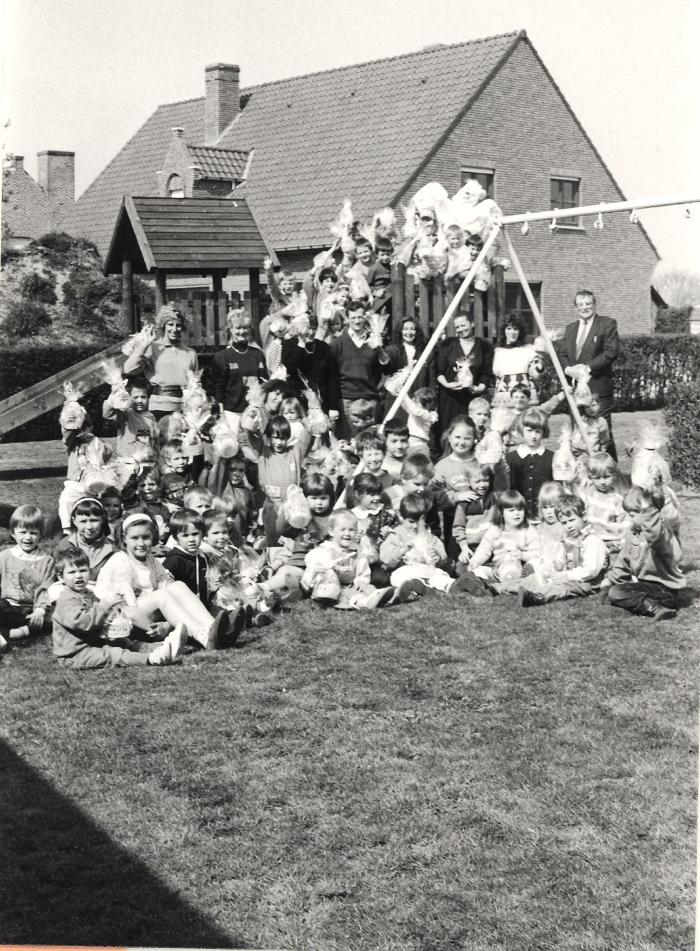 Paashaas bezocht Basisschool "De Valke", Lichtervelde , 6 april 1990