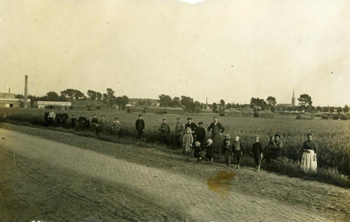 Poserende mensen langs kasseiweg, Izegem