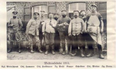 Groepsfoto van militairen, Westrozebeke, 1915