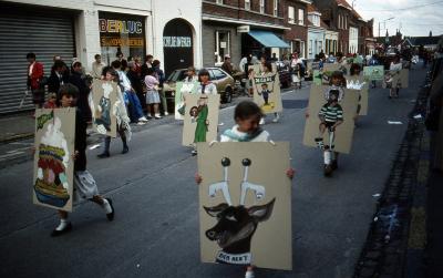 Tap en Torrestoet Dadizele: kinderen met borden; 15 mei 1983