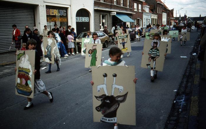 Tap en Torrestoet Dadizele: kinderen met borden; 15 mei 1983