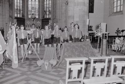Chriojongeren poseren in kerk, Moorslede juni 1975