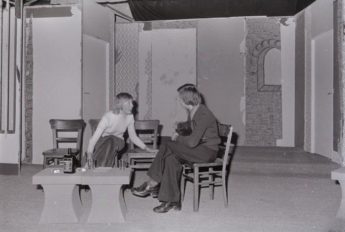 Foto's tijdens repetitie toneelvereniging Kunst na Arbeid (KNA), Moorslede maart 1975