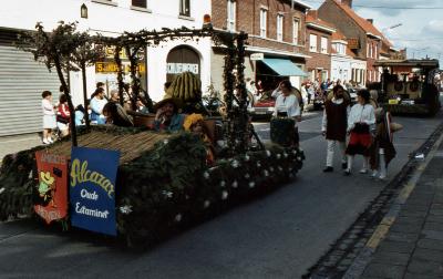 Tap en Torrestoet Dadizele: praalwagen versierd met tuinmateriaal; 15 mei 1983