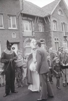 Sinterklaas en zwarte Piet in Moorslede, december 1974