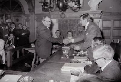 Huldiging kampioenen, onderwijzers en zangkoor op gemeentehuis, Moorslede