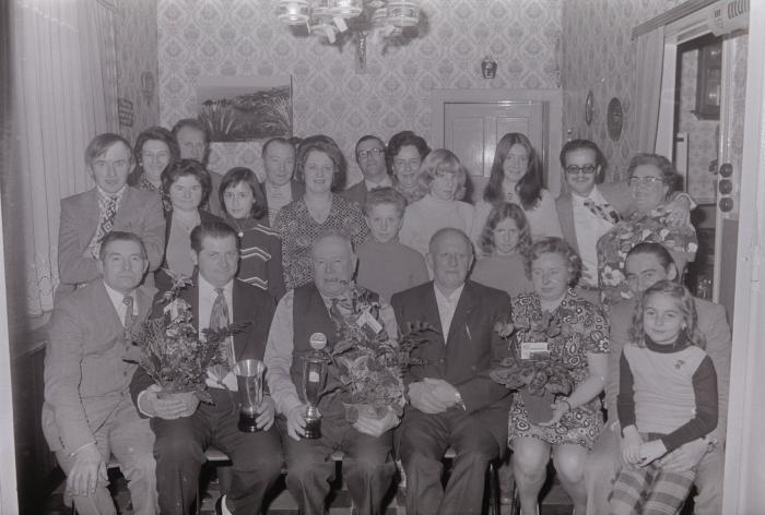 Groepsfoto met kampioen biljarten, Moorslede oktober 1974