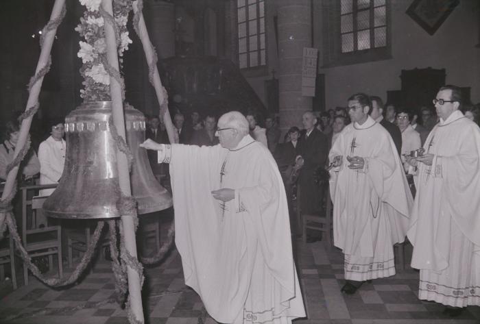 Wijding nieuwe klok, Moorslede september 1974