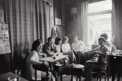 Groepsfoto in café, Moorslede mei 1974