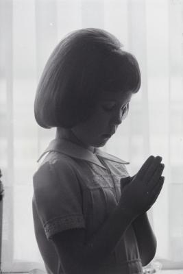 Foto's voor communieprentjes Ann Vanryckegem, Moorslede mei 1974