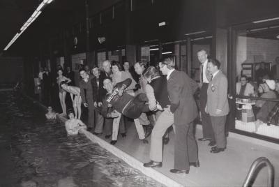 250000ste bezoeker zwembad, Moorslede maart 1974