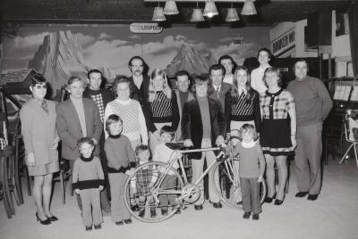 Dirk Gryson krijgt nieuwe fiets, Moorslede maart 1974