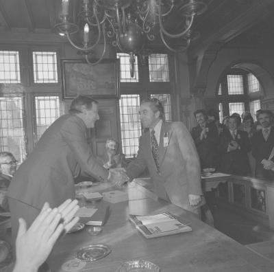 Afvaardiging van Kunst na Arbeid wordt ontvangen op gemeentehuis, Moorslede 1976
