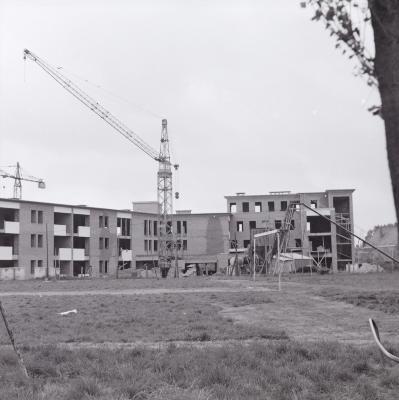 Werf van een groot gebouw in opbouw