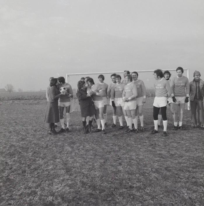 Groepsfoto met spelers voetbalploeg The Jumbo's, Moorslede