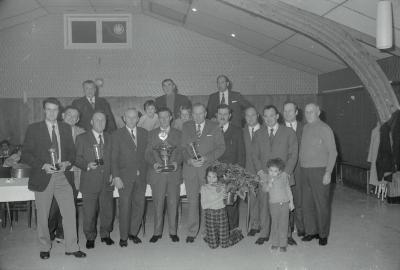 Groepsfoto met duivenkampioen, Moorslede december 1973