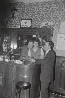 Angèle Louage met klanten, Moorslede maart 1973
