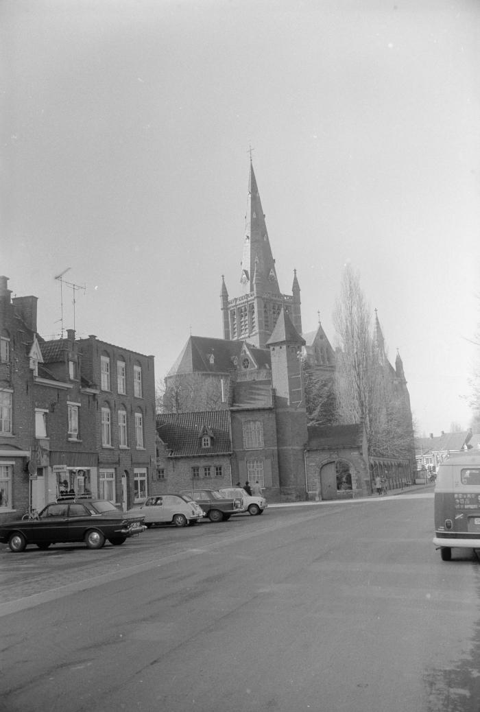 Straatzicht met kerk, Dadizele november 1972