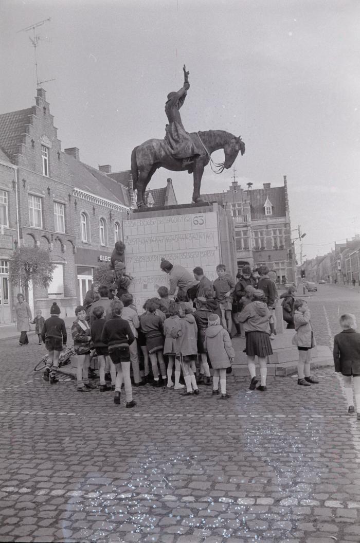 Spelende kinderen op markt, Moorslede oktober 1972