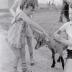 Kinderen op boerderij van M. Geldof, Staden juli 1972