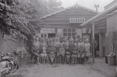 Groepsfoto met kaartkampioen 3de leeftijd, Moorslede juli 1972