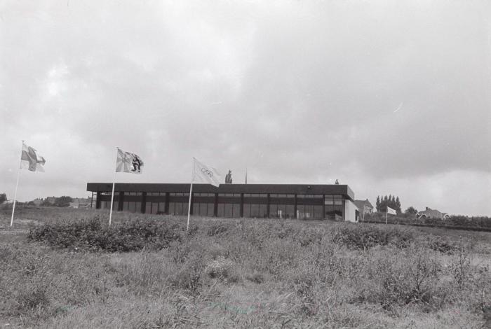 Binnen- en buitenopnamen van zwembad, Moorslede juli 1972