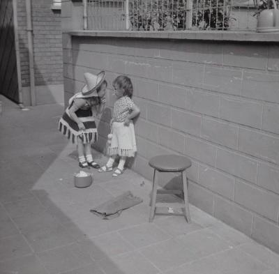 Spelende kinderen (Vanryckeghem?), Moorslede augustus 1972