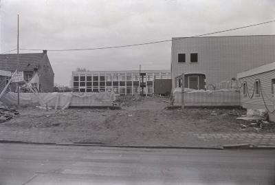 Bouw van gemeenteschool, Staden december 1971