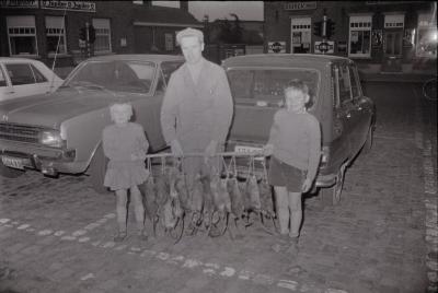 Rattenvanger met vangst, Moorslede oktober 1971