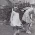 Spelende kinderen in tuin, Moorslede 1971