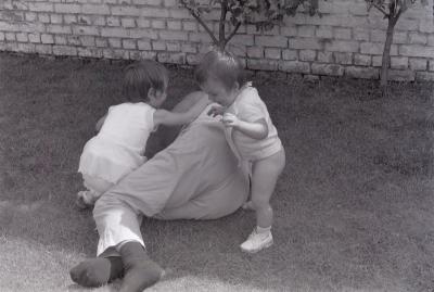 Spelende kinderen in tuin, Moorslede 1971