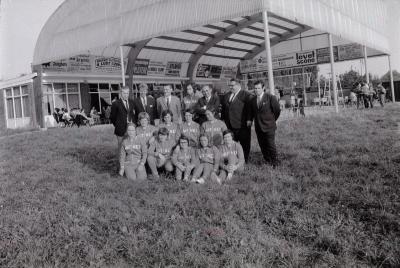Volleybalteams op terrein Levet Scone, Moorslede september 1971