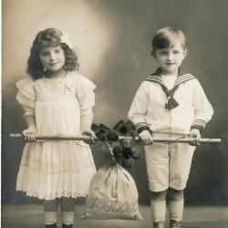 Beeldzijde nieuwjaarskaart, kinderen met zak geld, 1916